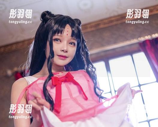 有谁能拒绝Hachi小芭的定制校服？这图片也太能引人入胜了，直戳我的心。