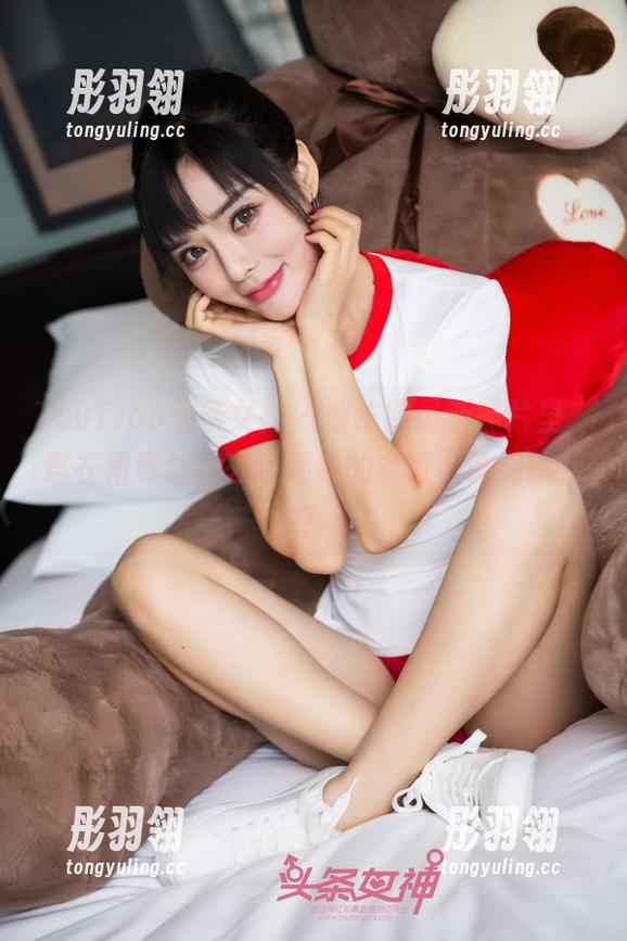 TouTiao头条女神 - 曲佑熙最新照片里，连衣裙竟然跑去追逐我的食欲，谁能阻止？