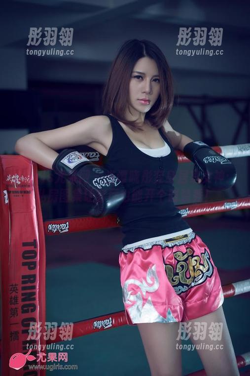 UGirls尤果网 - 当谭晓彤变身居家女神：私房图集让客厅也能开个时装秀！