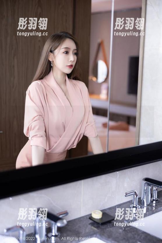 Xiuren秀人网 - 穿上校服的小九月，原图默默刷了一波屏，用作品来撩你。