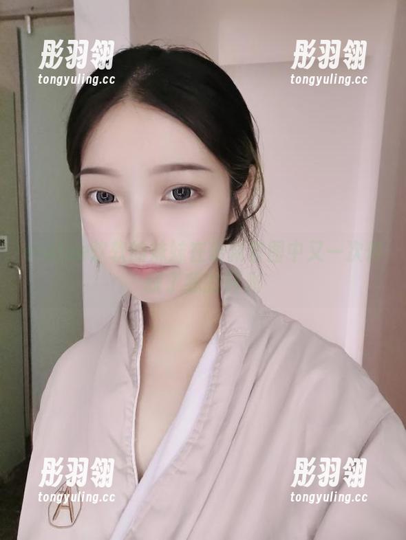 eloise软软的妹妹在最新套图中又一次俘获了我的目光