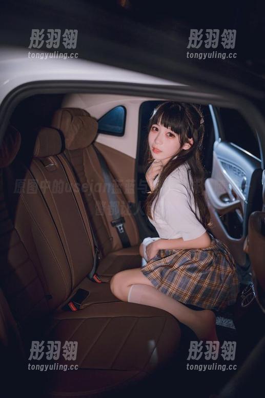 原图中的usejan蓝蓝与肉丝妹妹，随便一瞥都让人留恋