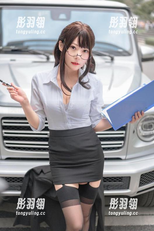 美图开启，跟着坏露露香宝的绿色泳衣之旅