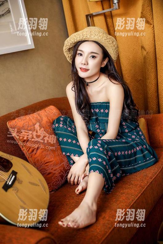 头条女神 - 在这高清图库中，蔡楠和她的白衬衫共同发光！