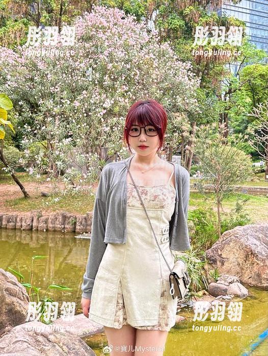 宝儿mysterial带着免费的裤里丝照片来啦，保证你会觉得眼前一亮！
