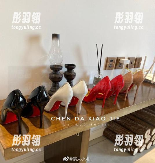 微密圈 - 实话说，看着宸大小姐的美脚写真，我现在连鞋子的搭配都开始反思了。