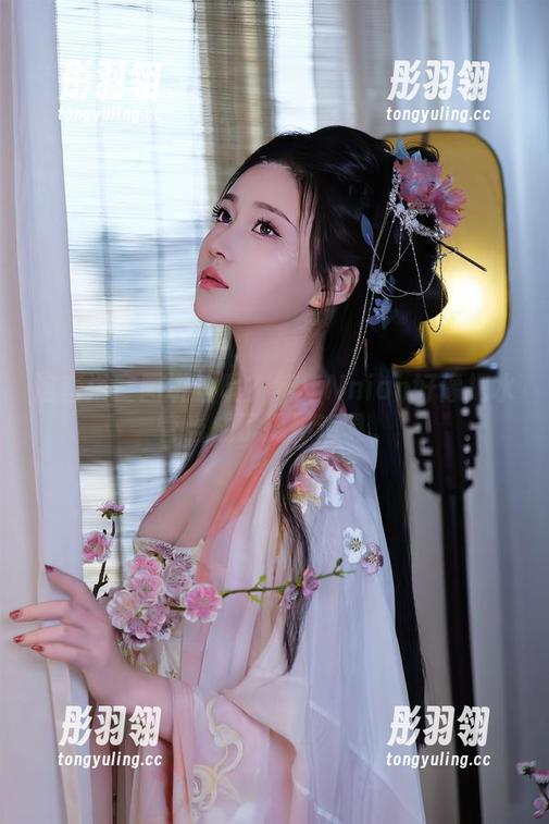 这套浴室图讲啥呢？年年Nnian好像把水管当成了摄影道具。