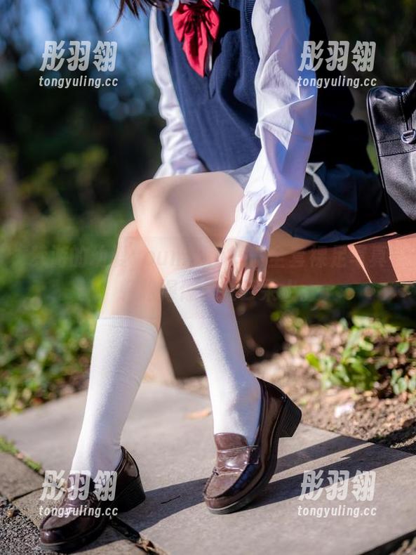 梦游的幼爱youmeko——全套裸足写真，轻松得像是在云朵上。