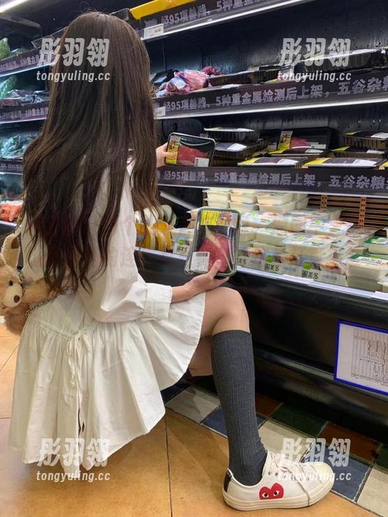 微密圈 - 每个细节都在诉说，原图中无敌哒小姨妈的连体衣写真，她这是打算撩谁？