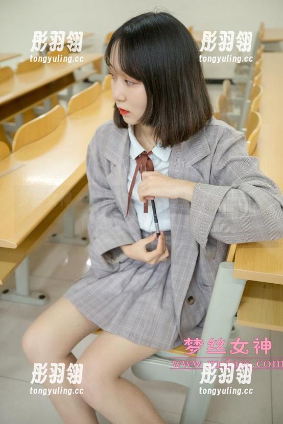 梦丝女神 - 起床的少女，美图中的晓晓，像是还在梦里打转。