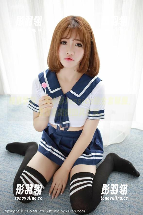 模范学院 - 蒋小静Jessica的全套制服，原图里微微的风吹拂。
