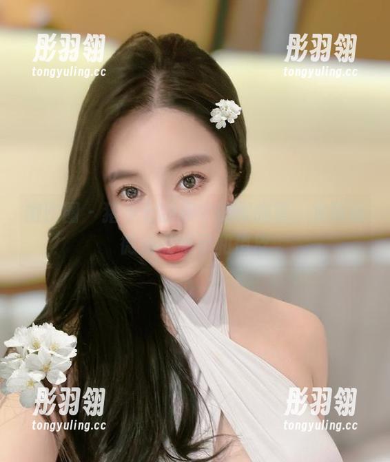 微密圈 - 猪小七图册中的黑胸罩，夹带着微妙的暗示和俏皮