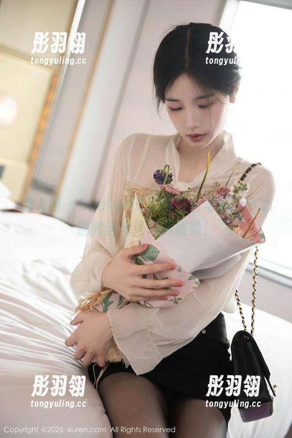秀人网 - Evelyn艾莉的白色写真：小心别被这光亮闪到眼睛！
