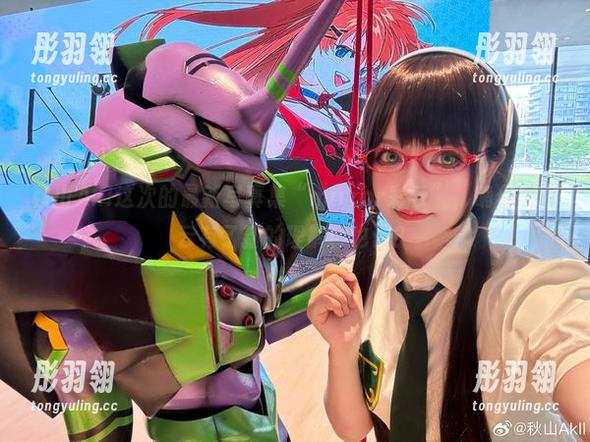 秋山AkI这次的最新写真集“mirror彩云”，确保你对云有了新的理解！也许？