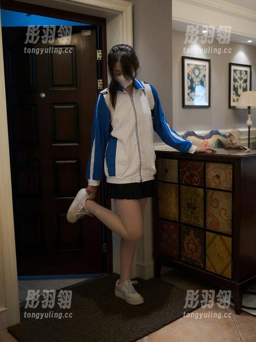 紧急企划 - 在林书辞的女仆图包里，总是有种有趣的张力，居然没让我移开视线。