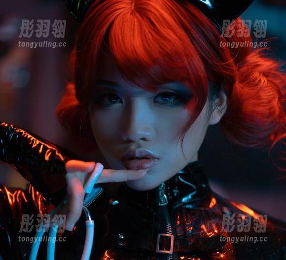 芊川一笑MNK的私房美图：套装+笑容=多了一点……不可言喻的东西！