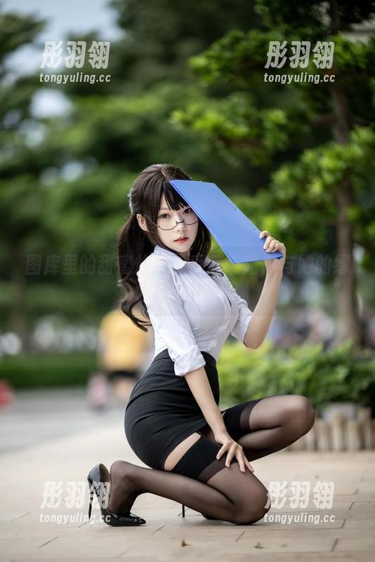 图库里的甜蜜炸弹：香草喵露露与她的绿色杨枝甘露！