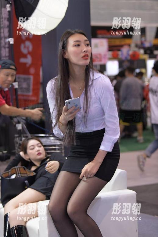 魔镜街拍 - 哇，这高清图集里的婷婷，白色吊带配黑丝，难道是在给我上演一场腿部歌剧吗？
