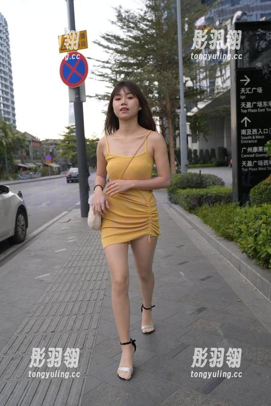 魔镜街拍：在线！白色连体衣小姐姐，让你发现全新气质，不可思议的衣服和小姐姐配合！